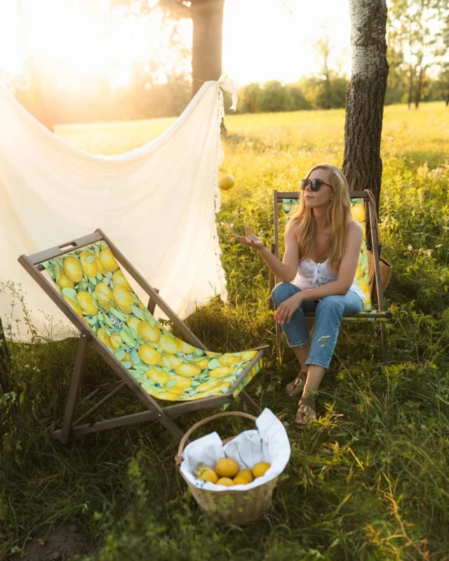 🌞 Czas na odrobinę cytrusowego relaksu!Pozwól sobie na chwilę odpoczynku w towarzystwie cytrusowych wzorów i przenieś się myślami do malowniczych sycylijskich krajobrazów. Ten leżak to nie tylko wygoda, ale także kawałek wakacyjnego marzenia w Twoim domu! 🌿Made by @zofia_oczko_aquarelia ręcznie malowany, następnie przeniesiony na materiał.Wzór tego lata!~~~🌞 Time for a bit of citrusy relaxation!Allow yourself a moment of relaxation with citrus patterns and transport your thoughts to the picturesque landscapes of Sicily. This deckchair is not only comfortable but also a piece of holiday dream in your home! 🌿Made by @zofia_oczko_aquarelia hand-painted, then transferred onto fabric.The pattern of summer!#labapoland #czasnalabe #leżaki #wloskiewakacje #slowlife #cytryny
