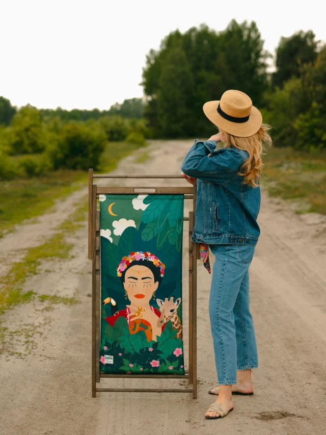 🌲Na skraju lasu, pośrodku niczego - czasami tak trzeba, czyli akcja regeneracja! 🌞Który wzór zabierzesz ze sobą na na takie „odludzie”? Frida, Harmonia a może coś zupełnie innego!? 🤔~~~🌲At the edge of the forest, in the middle of nowhere – sometimes that’s exactly what you need. Time to recharge! 🌞Which design would you take with you to a place like this? Frida, Harmony, or maybe something totally different? 🤔#labapoland #czasnalabe #frida #fridakahlo #leżak