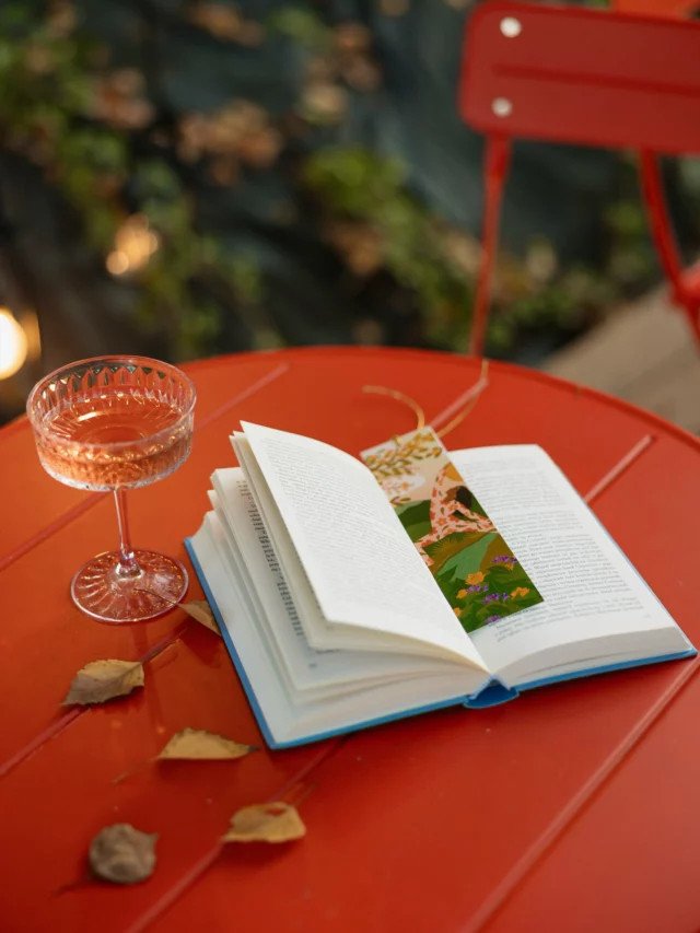 🔖Zakładka do książki zamiast klasycznej metki?
Chcemy, by każdy detal miał drugie życie – praktyczne i piękne.
Zamiast do kosza → do książki 📖

To nasz mały prezent dla Was 💙 – niech umila czas spędzony z książką i przypomina o Labie przy każdym przewracaniu strony.

Bo w  końcu pięknych zakładek nigdy dość! Kto się zgadza? 🤭
~~~
🔖A bookmark instead of a classic label?
We want every detail to have a second life – practical and beautiful.
From the bin → to the book 📖

This is our little gift for you 💙 – may it brighten your reading moments and remind you of Laba with every page you turn.

After all, you can never have too many beautiful bookmarks! Who agrees? 🤭
#labapoland #czasnalabe #czytambolubie #bookstagram #kochamczytać #instagramczyta